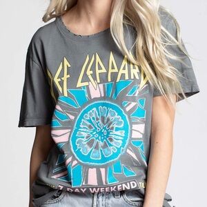 RECYCLED KARMA Like New! Dark Gray Women’s Def Leppard Tour Graphic Tee